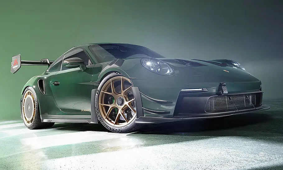Porsche 911 GT3 RS mit Manthey-Kit Porsche 911 GT3 RS mit Manthey-Kit in Studioumgebung; statisch von vorne rechts fotografiert