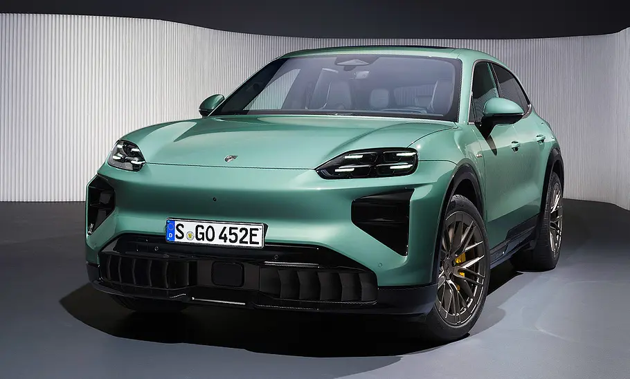 Der Porsche Cayenne Turbo Electric steht in Studioumgebung, von vorne fotografiert.