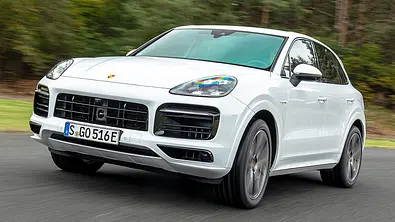 Der Porsche Cayenne (2017) fährt durch eine Linkskurve, von vorne links fotografiert. - Foto: Frank Ratering