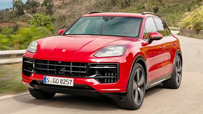 Porsche Cayenne GTS Facelift (2024); fahrend von vorne rechts - Foto: Porsche