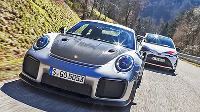 Porsche 911 GT2 RS/Toyota Yaris GRMN: Vergleich - Foto: Frank Ratering