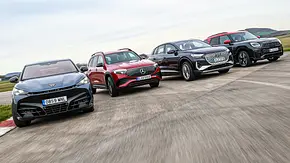 Cupra Tavascan VZ, Mercedes EQB, Audi Q4 e-tron und Mini Countryman SE fahren nebeneinander durch eine Rechtskurve, von vorne fotografiert. - Foto: Daniela Loof Cupra Tavascan VZ, Mercedes EQB, Audi Q4 e-tron und Mini Countryman SE fahren nebeneinander durch eine Rechtskurve, von vorne fotografiert. - Foto: Daniela Loof