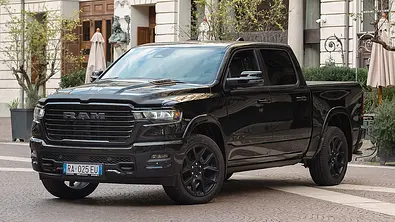 Der Ram 1500 (2024), statisch von vorne links fotografiert. - Foto: Ram