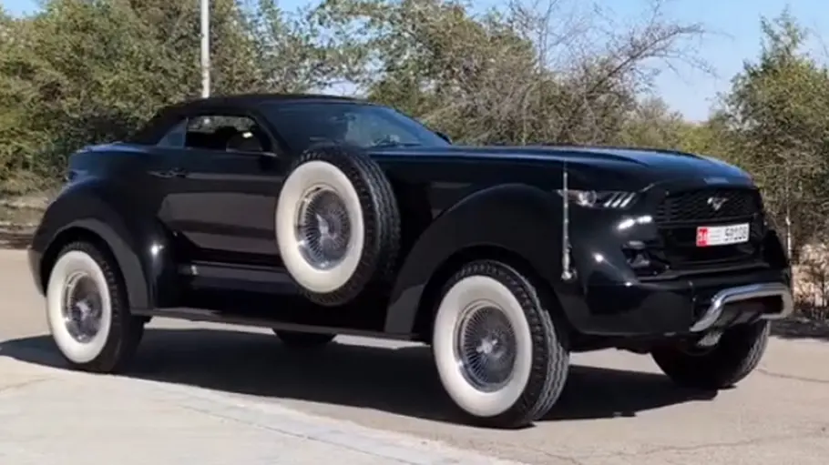 Dodge Ram + Ford Mustang = Rammus Der Rammus stehend in der Seitenansicht.