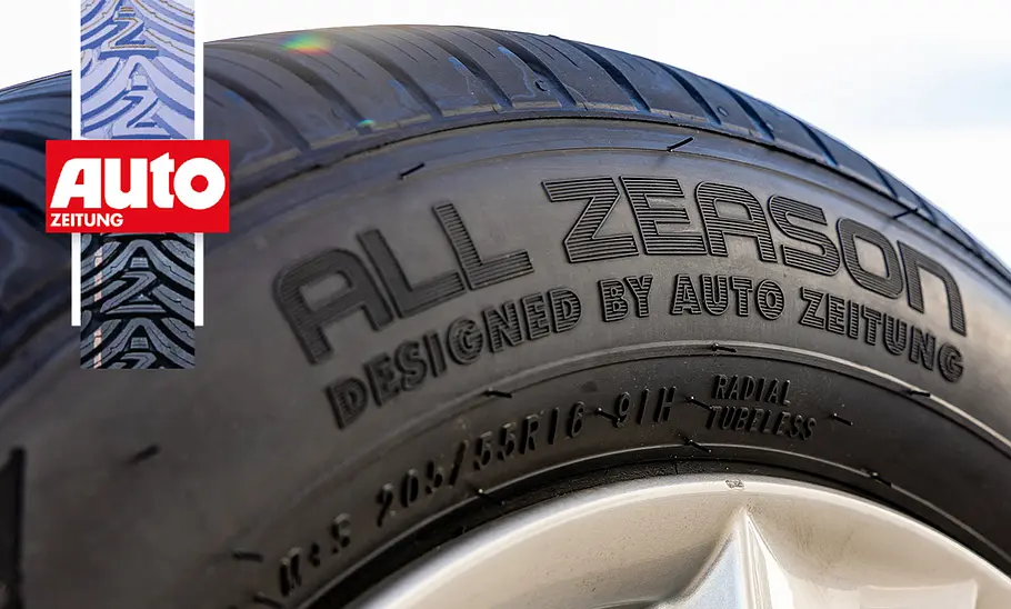 Eine Detailaufnahme zeigt einen All Zeason - Designed by AUTO ZEITUG-Schriftzug auf einer Reifenflanke.