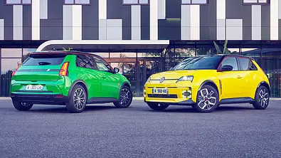Zwei Renault 5 E-Tech Electric (2024) nebeneinander, einmal von schräg vorne und einmal von schräg hinten zu sehen. - Foto: Renault