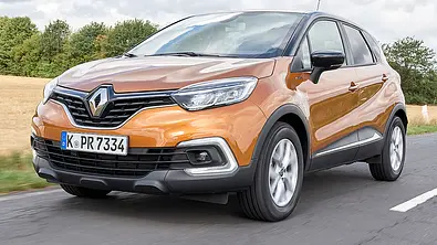 Der Renault Captur (2017) fährt über eine Landstraße, von vorne links fotografiert. - Foto: Wim Woeber