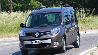 Der Renault Kangoo (2013) fährt durch eine Linkskurve, von vorne fotografiert. - Foto: Thomas Starck