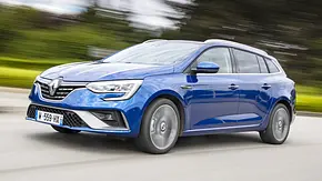 Der Renault Megane Grandtour (2020) fährt durch eine Linkskurve, von vorne links fotografiert. - Foto: Renault