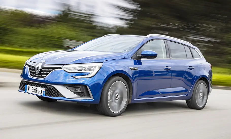 Renault Megane Grandtour (2020) Der Renault Megane Grandtour (2020) fährt durch eine Linkskurve, von vorne links fotografiert.