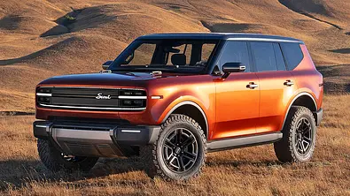 Scout Taveler Concept (2024) stehend, in der Steppe, Ansicht von links vorne. - Foto: Scout Motors