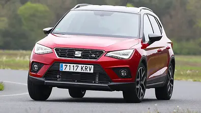 Der Seat Arona (2017) fährt durch eine Rechtskurve, von vorne fotografiert. - Foto: Daniela Loof