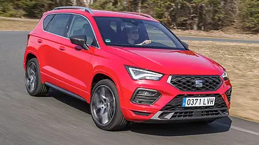Der Seat Ateca (2020) fährt durch eine Linkskurve, von vorne rechts fotografiert. - Foto: Niklas Gotta