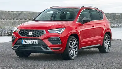 Das Seat Ateca Facelift (2020) steht an einem Gewässer, von vorne links fotografiert. - Foto: Seat
