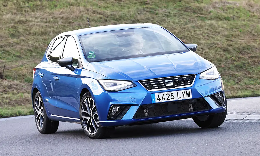 Der Seat Ibiza (2021) fährt durch eine Linkskurve, von vorne fotografiert.