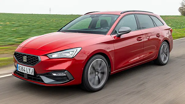 Der Seat Leon Sportstourer (2020) fährt auf einer Straße, von vorne links fotografiert. - Foto: Frank Ratering