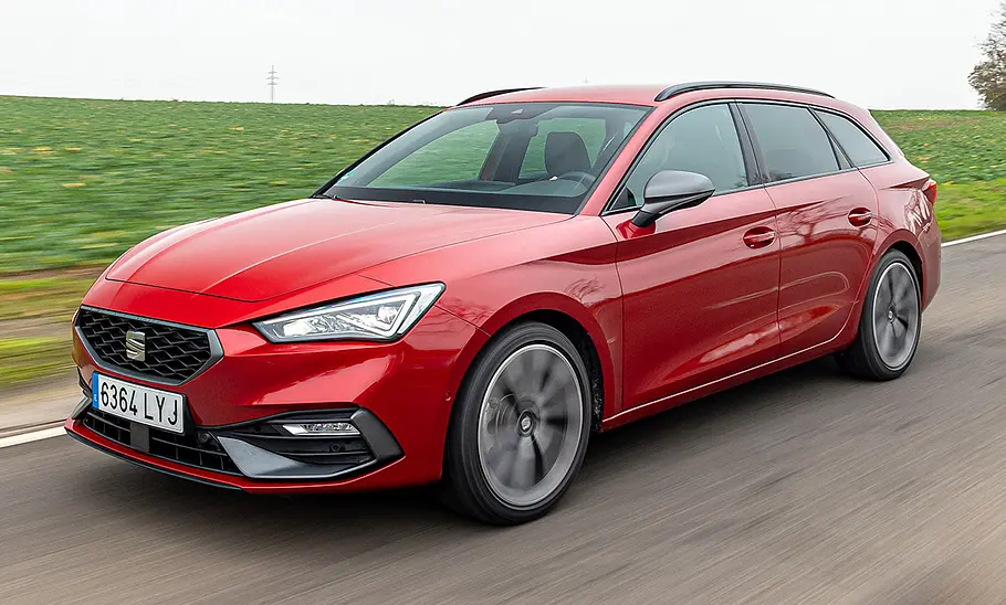 Seat Leon Sportstourer (2020) Der Seat Leon Sportstourer (2020) fährt auf einer Straße, von vorne links fotografiert.