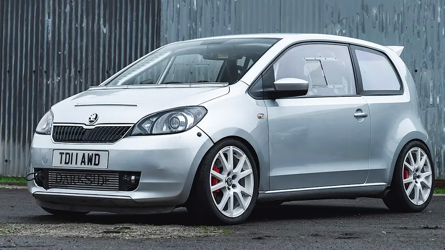 Skoda Citigo Darkside statisch von schräg vorne fotografiert.