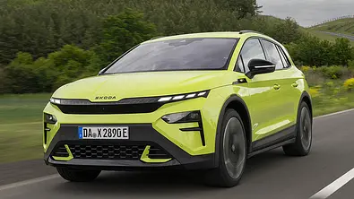 Der Skoda Elroq RS (2025) fährt eine Straße entlang, von vorne links fotografiert. - Foto: Skoda