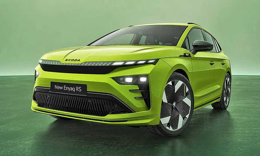 Skoda Enyaq RS Facelift (2025) Skoda Enyaq RS Facelift (2025) steht im Studio, Ansicht von vorne links.