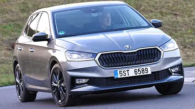 Der Skoda Fabia (2021) fährt um eine Linkskurve, von vorne rechts fotografiert - Foto: Daniela Loof