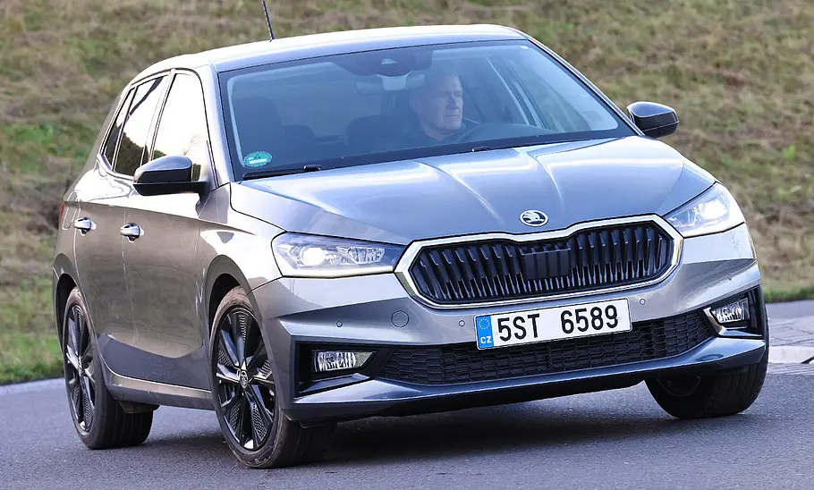 Skoda Fabia (2021) Der Skoda Fabia (2021) fährt um eine Linkskurve, von vorne rechts fotografiert