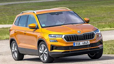 Der Skoda Karoq (2021) fährt durch eine Linkskurve, von vorne rechts fotografiert. - Foto: Frank Ratering