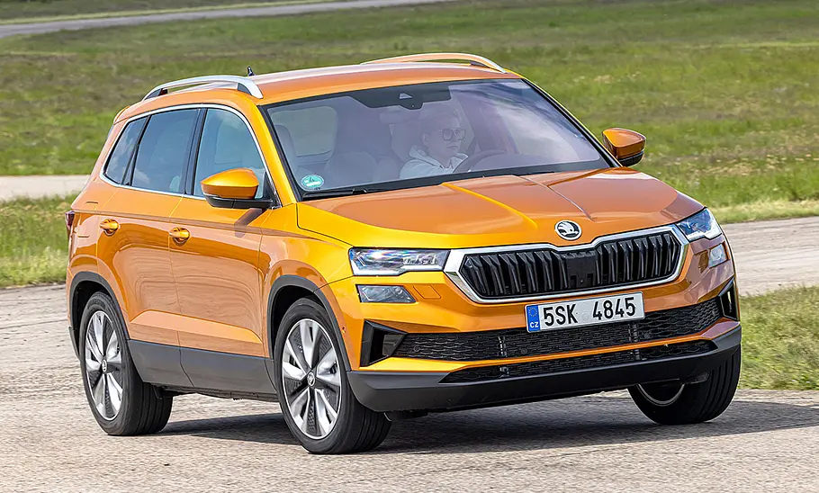 Skoda Karoq (2021) Der Skoda Karoq (2021) fährt durch eine Linkskurve, von vorne rechts fotografiert.