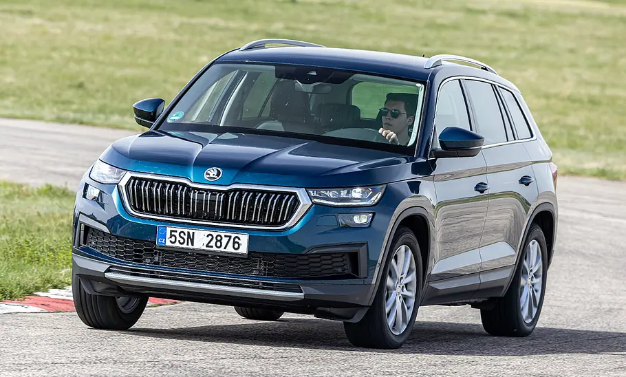 Skoda Kodiaq (2021) Der Skoda Kodiaq (2021) fährt auf der Rundstrecke durch eine Rechtskurve, von vorne links fotografiert.