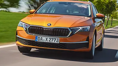 Skoda Octavia Combi Facelift (2024) fahrend, von vorne - Foto: Skoda