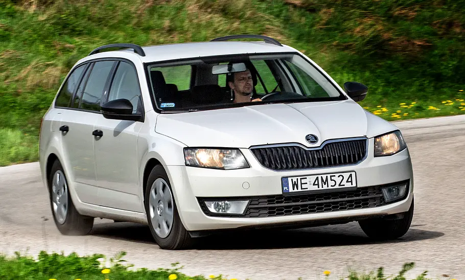 Skoda Octavia (2013) Der Skoda Octavia (2013) fährt durch eine Linkskurve, von vorne rechts fotografiert.