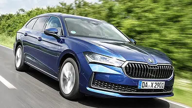 Skoda Superb Combi; fahrend von vorne links - Foto: Daniela Loof