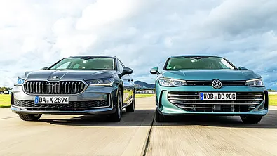 Blick von vorne auf die fahrenden Kombis Skoda Superb Combi und VW Passat Variant. - Foto: Frank Ratering