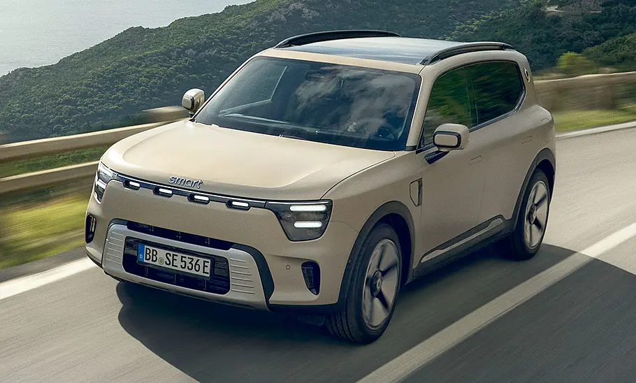 Der Smart #5 (2025) fährt auf einer Straße, von vorne links fotografiert.