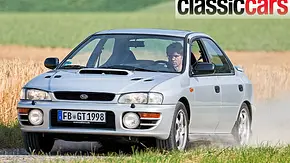 Subaru Impreza GT Turbo fahrend, von schräg vorne - Foto: Wim Woeber