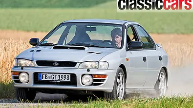 Subaru Impreza GT Turbo fahrend, von schräg vorne - Foto: Wim Woeber