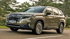Subaru Forester (2025) fährt auf einer Landstraße, Ansicht von vorne links. - Foto: Subaru Subaru Forester (2025) fährt auf einer Landstraße, Ansicht von vorne links. - Foto: Subaru