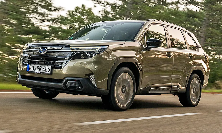 Subaru Forester (2025) Subaru Forester (2025) fährt auf einer Landstraße, Ansicht von vorne links.