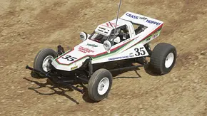 Der Tamiya Grasshopper I fährt auf unebenem Gelände. - Foto: Tamiya Der Tamiya Grasshopper I fährt auf unebenem Gelände. - Foto: Tamiya