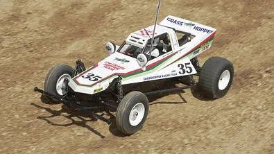 Der Tamiya Grasshopper I fährt auf unebenem Gelände. - Foto: Tamiya