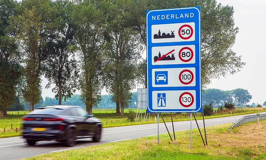 Wieder Tempo 130 auf niederländischen Autobahnen Verkehrsschild mit den in den Niederlanden geltenden Tempolimits.