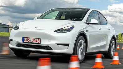Weises Tesla Model Y Maximale Reichweite RWD fahrend, von schräg vorne - Foto: Frank Ratering
