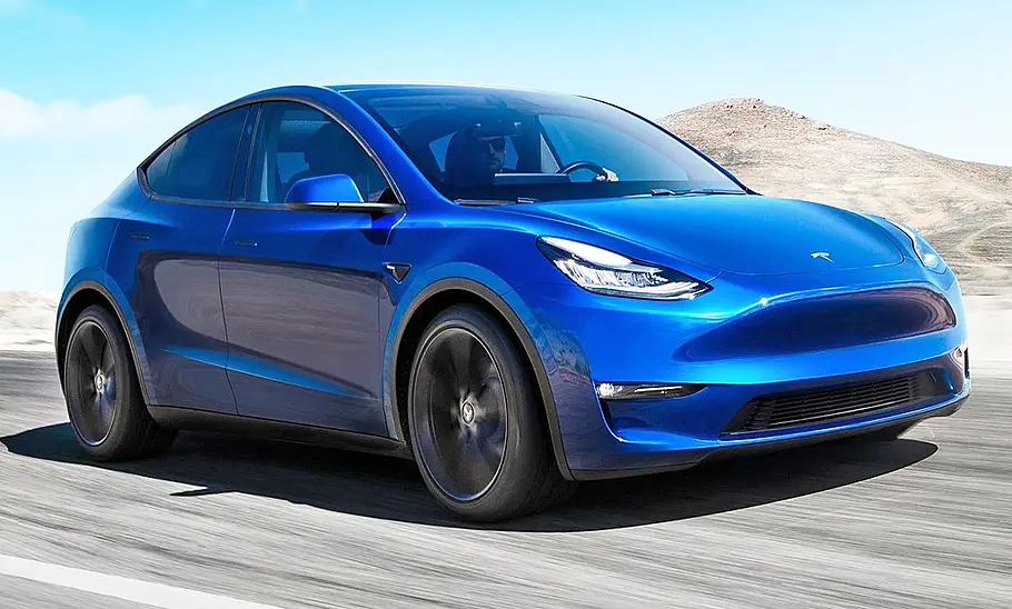 Das Tesla Model Y fahrend in der Frontansicht.