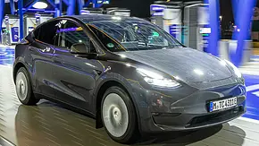 Das Tesla Model Y fahrend in Frontansicht. - Foto: Frank Ratering Das Tesla Model Y fahrend in Frontansicht. - Foto: Frank Ratering