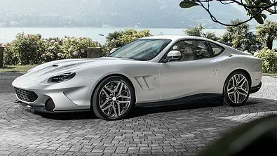 Der Touring Superleggera Veloce12 vor einer See-Kulisse, von vorne links fotografiert - Foto: Touring Superleggera