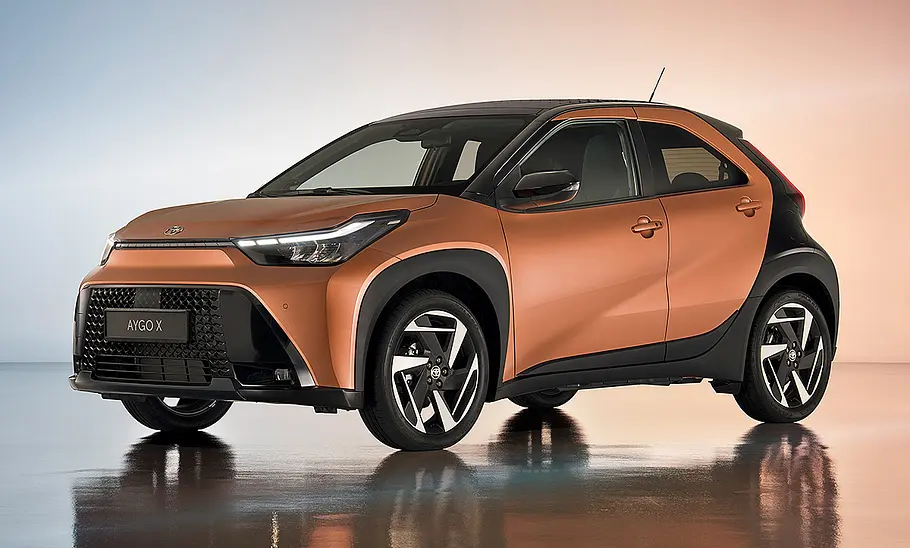 Toyota Aygo X Facelift (2025) steht im Studio, Ansicht von vorne links.