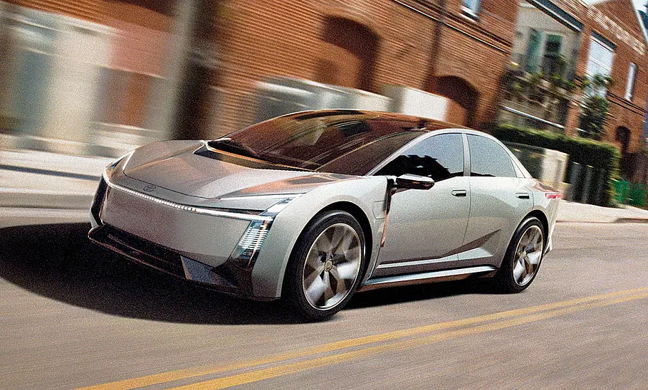 Das Toyota Corolla Concept (2025) fährt durch eine Stadt, von vorne links fotografiert.