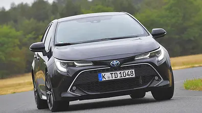 Der Toyota Corolla (2019) fährt durch eine Linkskurve, von vorne fotografiert - Foto: Zbigniew Mazar