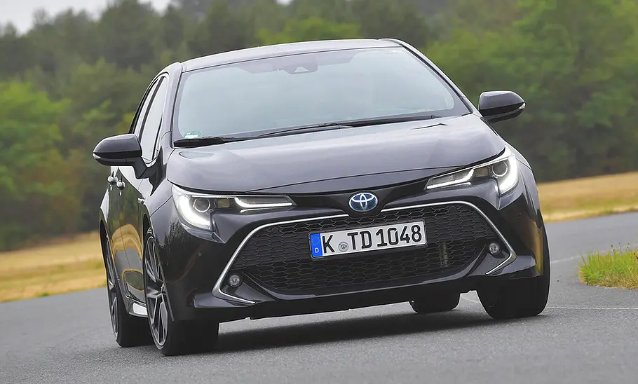Toyota Corolla (2019) Der Toyota Corolla (2019) fährt durch eine Linkskurve, von vorne fotografiert
