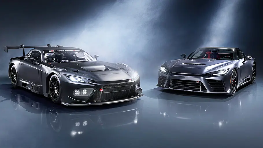 Toyota GR GT3 und GR GT Toyota GR GT3 und GR GT stehen in Studioumgebung nebeneinander.